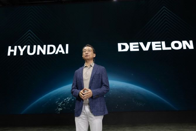 HD현대사이트솔루션 조영철 사장이 3일(목) 킨텍스에서 열린 ‘서울 모빌리티쇼’ 미디어 브리핑에서 건설기계 차세대 신모델을 소개하고 있다.(사진=HD현대.)