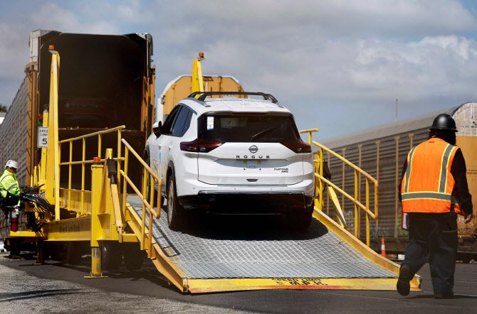 캘리포니아 윌밍턴의 로스앤젤레스항에 위치한 자동차 처리 터미널에서 신형 닛산 로그가 철도 차량에 실려 운송되고 있다. (사진=AFP)