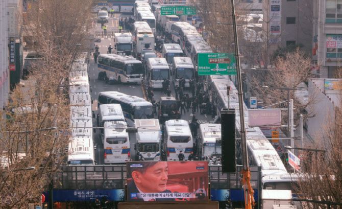 윤석열 대통령 탄핵심판 선고일인 4일 서울 종로구 헌법재판소 주변과 안국역 일대에 경찰차벽이 설치돼 있다. (사진=연합뉴스)