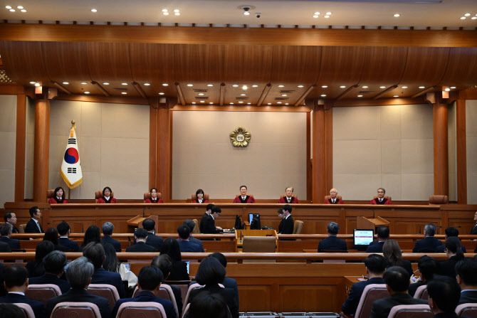 4일 서울 종로구 헌법재판소 대심판정에서 윤석열 대통령 탄핵심판 선고 기일이 진행되고 있다. 2025.04.04 사진공동취재단