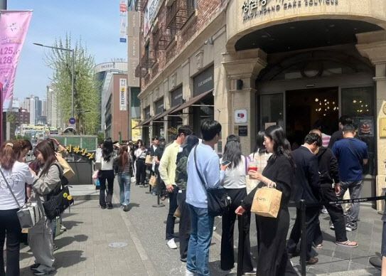 성심당 본점 부띠끄매장에서 빵을 사기 위해 줄을 서 기다리는 모습. (사진=뉴스1)