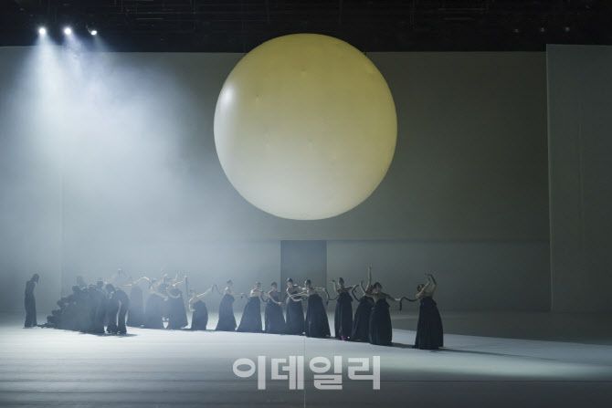 국립무용단 ‘미인’의 한 장면. (사진=국립극장)