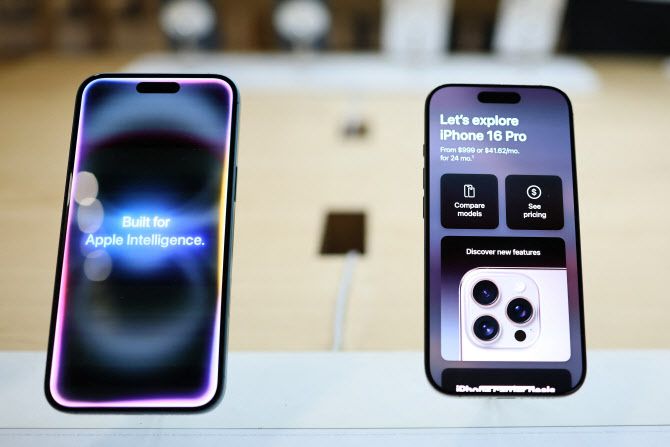 4일(현지시간) 미국 뉴욕의 애플 스토어에서 애플 아이폰 16이 전시되어 있다.(사진=AFP)