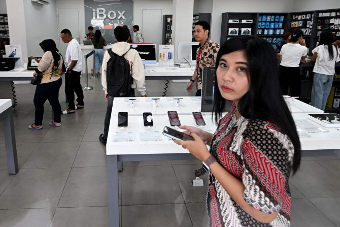 4일(현지시간) 인도네시아 덴파사르의 한 애플 제품 판매 매장에서 사람들이 쇼핑을 하고 있다. (사진=AFP)