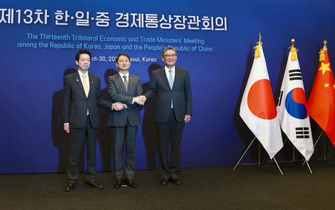 안덕근(가운데) 산업통상자원부 장관이 지난달 30일 서울 중구 대한상공회의소에서 열린 제13차 한·일·중 경제통상장관회의에 앞서 무토 요지(왼쪽) 일본 경제산업성 대신, 왕원타오(오른쪽) 중국 상무부 부장을 비롯과 악수를 하고 있다. (사진=산업부)