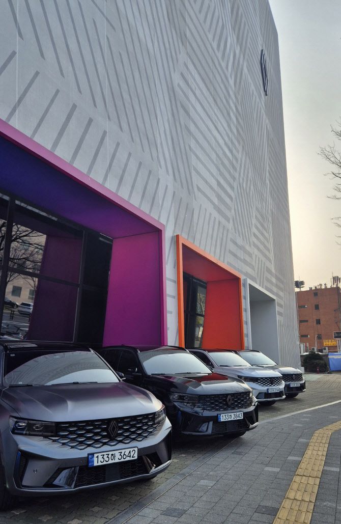 르노 성수 건물 앞에 주차되어 있는 그랑 콜레오스. (사진=이윤화 기자)