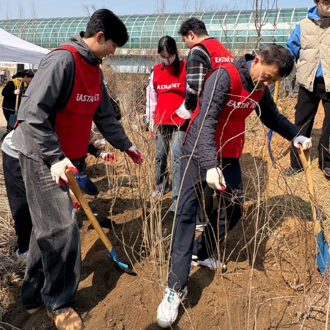 유상종 이스타항공 경영본부장을 비롯한 임직원들이 4일 마곡 어울림공원에서 나무를 심고 있다. (사진=이스타항공)