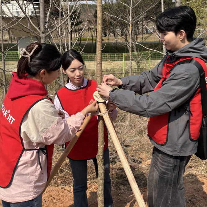 이스타항공 임직원들이 나무 심기 행사를 마친 후 수목 표찰을 부착하고 있다. (사진=이스타항공)