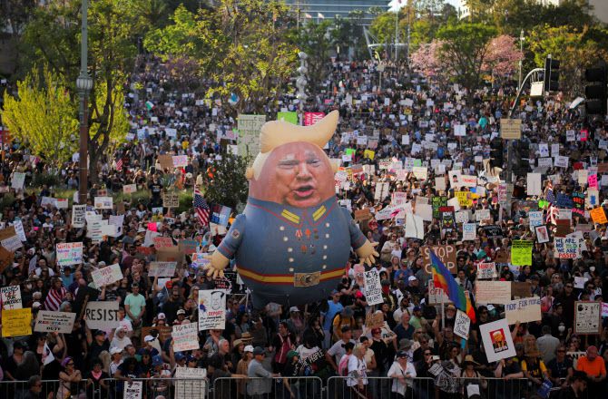 대규모 시위대가 5일(현지시간) 미국 캘리포니아주 로스앤젤레스에서 도널드 트럼프 미국 대통령 최측근인 일론 머스크 테슬라 최고경영자(CEO)에 반대하는 ‘손 떼’ 시위에 참여하고 있다. (사진=로이터)