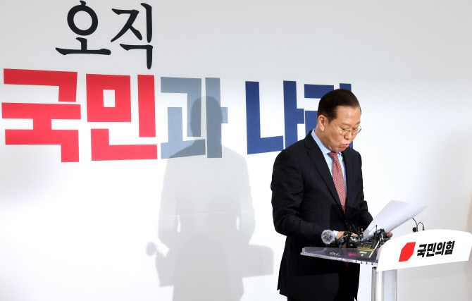 권영세 국민의힘 비상대책위원장이 지난 4일 서울 여의도 국회에서 헌재의 윤석열 전 대통령 탄핵 인용이 발표되자 입장을 밝히고 있다.(사진=연합뉴스 제공)