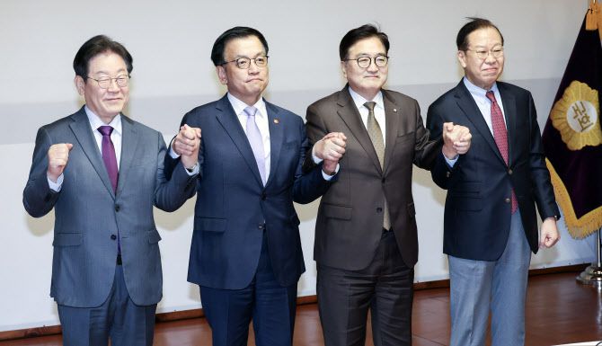 지난 2월20일 오후 서울 여의도 국회 사랑재에서 열린 여야정 국정협의회에서 참석자들이 기념사진을 찍고 있다. 왼쪽부터 이재명 더불어민주당 대표, 최상목 대통령 권한대행 부총리 겸 기획재정부 장관, 우원식 국회의장, 권영세 국민의힘 비대위원장. (사진 = 뉴시스)