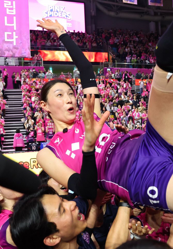 8일 인천 삼산월드체육관에서 열린 프로배구 V리그 여자부 챔피언결정전 흥국생명과 정관장의 5차전 경기. 세트스코어 3-2로 승리하며 우승을 차지한 흥국생명 선수들이 김연경을 헹가래하고 있다. 사진=연합뉴스