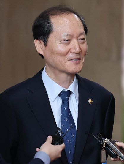 헌법재판관 후보자로 지명된 이완규 법제처장이 8일 서울 종로구 정부서울청사에서 열린 국무회의를 마치고 취재진의 질문에 답하고 있다. (사진=뉴스1)