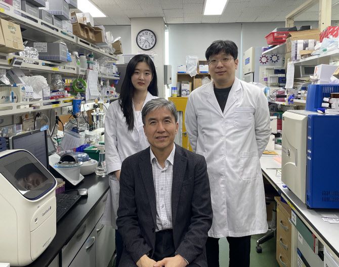 이정은 바이오및뇌공학과 석사(왼쪽), 조광현교수(가운데), 공정렬 바이오뇌공학과 박사(오른쪽).(사진=KAIST)