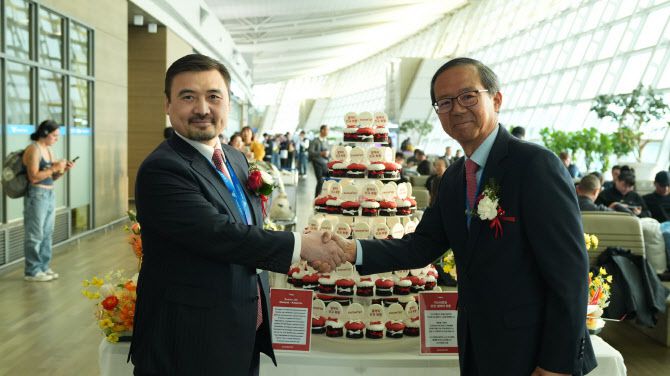 7일 이스타항공의 인천-알마티 취항식 행사에서 조중석 이스타항공 대표(오른쪽)와 누르갈리 아르스타노프(Nurgali Aristanov) 주한 카자흐스탄 대사가 악수를 하며 기념 촬영을 하고 있다. (사진=이스타항공)