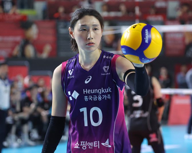 서브 나선 김연경(사진=연합뉴스)