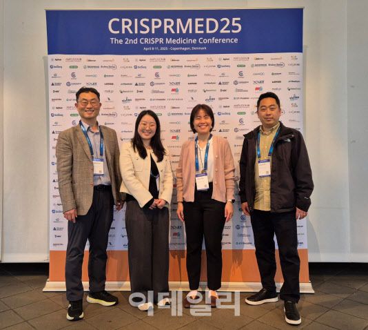 CRISPR Medicines 2025에 참가하는 에스티팜 임직원의 모습 (사진=에스티팜)