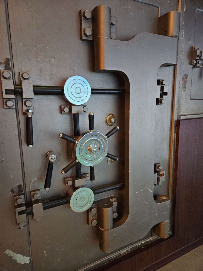 1935년 옛 제일은행 본점에 있던 금고 문도 그대로 보존해 4층으로 옮겨 전시하고 있다. (사진=김정유 기자)