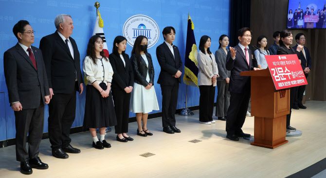 김문수 전 고용노동부 장관이 9일 서울 여의도 국회 소통관에서 제21대 대통령 경선후보 출마 선언을 하고 있다. (사진=연합뉴스)