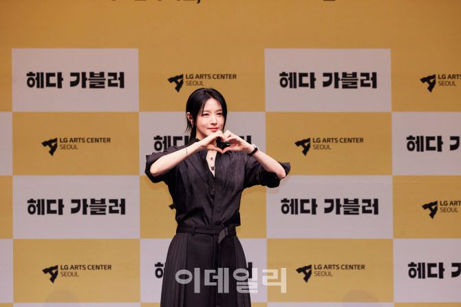 연극 ‘헤다 가블러’ 주연 배우 이영애(사진=LG아트센터)