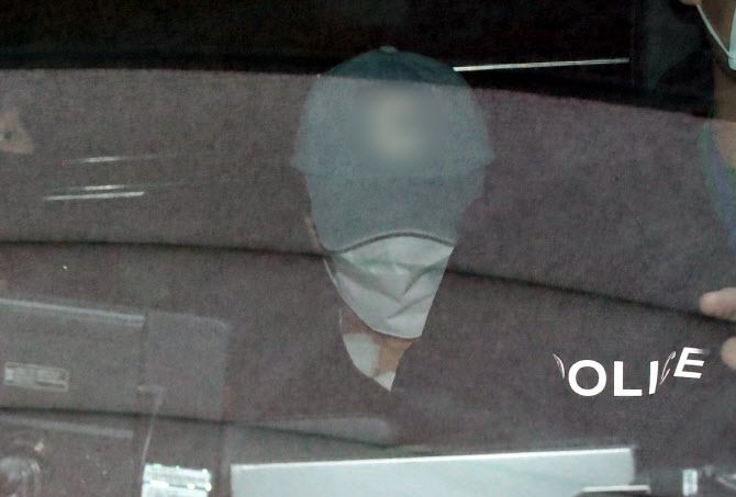 대전의 한 초등학교에서 초등학생을 살해한 혐의를 받는 40대 여교사 명재완 씨가 대전 서부경찰서에서 대면조사를 마치고 둔산경찰서로 이송되고 있다. (사진=뉴스1)