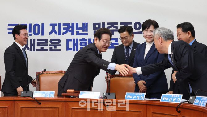 [이데일리 노진환 기자] 이재명 더불어민주당 대표가 9일 오전 서울 여의도 국회에서 열린 최고위원회의를 마친 후 최고위원들과 악수하고 있다. 이재명 대표는 이날 회의를 끝으로 당대표직을 사퇴했다.