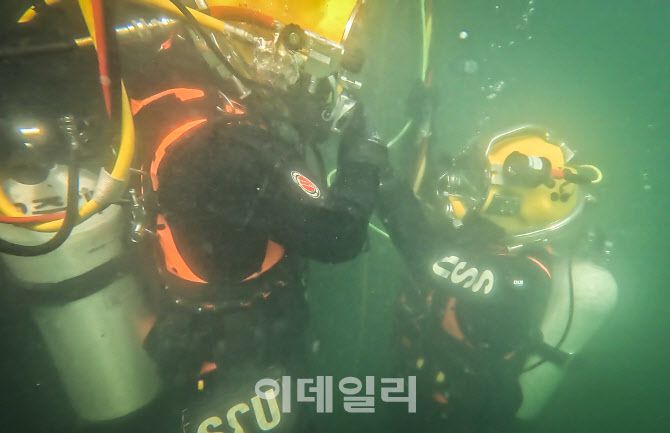 8일 경남 창원시 진해만 일대에서 진행된 한미 해군 연합 구조전 훈련에서 한국 해군 심해잠수사들이 표면공급잠수체계(SSDS) 장비를 착용하고 수중 탐색 훈련을 하고 있다. (사진=해군)