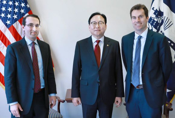 제프리 케슬러 상무부 산업안보국 차관(왼쪽부터), 정인교 산업통상자원부 통상교섭본부장, 월리엄 킴밋 상무부 선임고문이 9일(현지시간) 미국 워싱턴 D.C. 상무부 회의실에서 기념 촬영하고 있다.(사진=산업부)