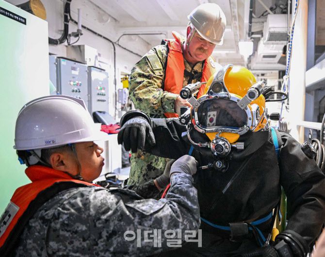 9일 수상함구조함 광양함에서 진행된 한미 해군 연합 구조전 훈련에서 한국 해군 심해잠수사가 잠수사 수중 이송장비인 Wet-Bell 탑승 전 잠수 장비를 착용하고 있다. (사진=해군)