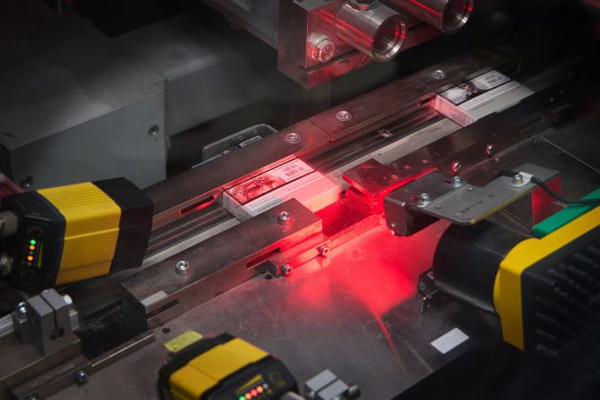 센티아 패커 공정에서 팩의 바코드 및 데이터 코드 품질을 검사하는 모습. (사진=필립모리스)