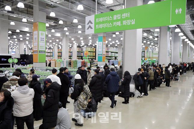 트레이더스 마곡점 오픈 시간 전 입장을 기다리고 있는 사람들 (사진=이마트)