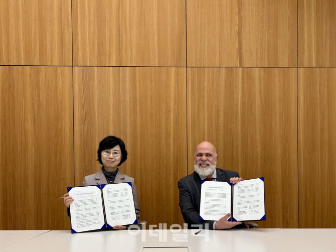 정향미(왼쪽) 문화체육관광부 저작권국장과 브라질 문화부의 마르코스 알베스 데 수자 저작권국장이 9일(현지시각) 스위스 제네바에서 한국과 브라질이 체결한 저작권 협력 업무협약을 기반으로 사업계획에 서명하고 있다. (사진=문체부)