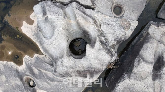 전북 순창 섬진강 여행의 시작점인 장군목에 있는 요강바위의 모습.  절구통처럼 속이 매끈하게 깎이고 파여있다.