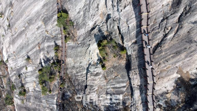 섬진강변에 자리한 전북 순창 용궐산 하늘길의 모습. 이름처럼 산은 장대하고 기세는 생동감 넘친다. 산 중턱에는 크고 가파른 암벽이 버티고 있는데 감히 오를 엄두가 나지 않을 만큼 험준하다. 순창군은 2000년 이곳에 1㎞ 남짓한 ‘하늘길 탐방로’를 조성하면서 순창의 새로운 랜드마크가 됐다.