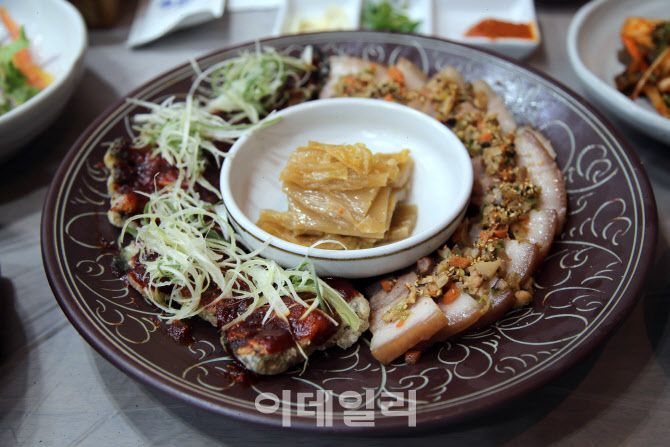 장의 도시 전북 순창군이 최근 새로 개발한 순창 삼합.  미슐랭 1스타 유현수 셰프와 협업으로 개발한 이 음식은 순창의 고추장과 간장, 된장(청국장)을 이용해 각각의 장류 맛을 느낄 수 있도록 만들어졌다.