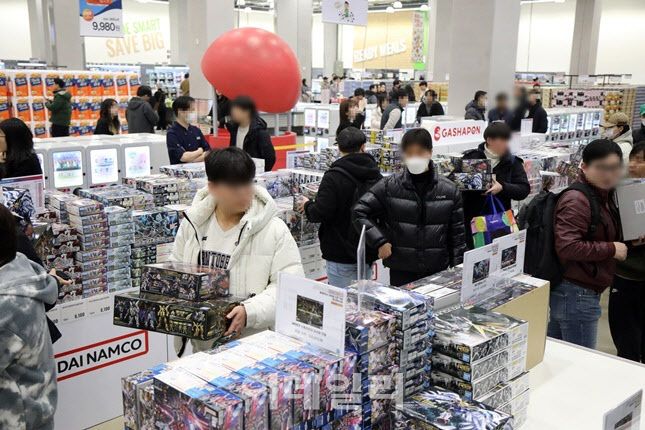 트레이더스 마곡점에 로드쇼에서 진행했던  ‘반다이남코’ 팝업에서 건담을 구매하고 있는 고객들 (사진=이마트)