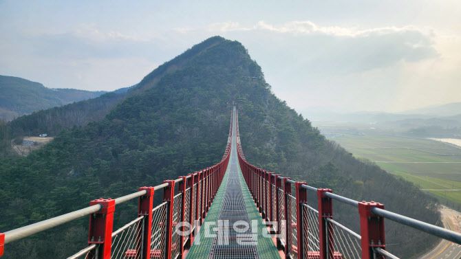 채계산 출렁다리는 적성 채계산과 동계 채계산 사이에 형성된 골짜기에 놓여 양쪽 산을 손쉽게 건널 수 있도록 이어놓았다. 채계산 출렁다리는 현재 국내에서 가장 긴 무주탑 산악 현수교로, 길이 270m 높이 75-90m에 이른다.