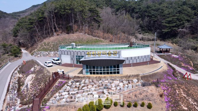 전북 순창 적성면 구남마을에 자리한 섬진강미술관의 전경.