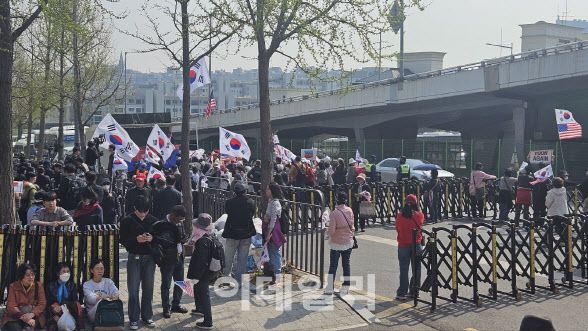 서울 용산구 한남동 대통령 관저 앞 도로에 11일 윤석열 전 대통령 지지자들이 모여 있다.(사진=방보경 기자)