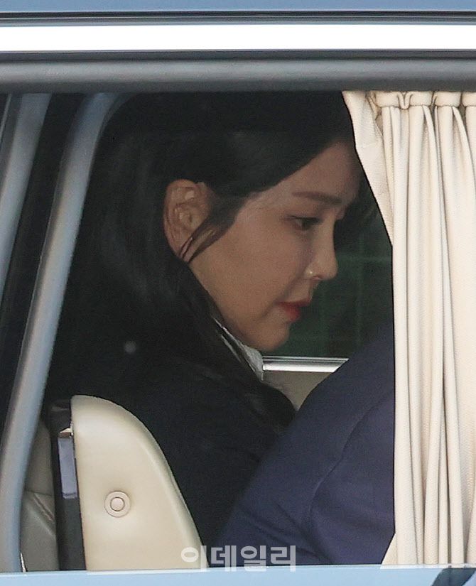 윤석열 전 대통령 부인 김건희 여사가 11일 오후 서울 용산구 한남동 대통령 관저를 떠나고 있다.(사진=이데일리 방인권 기자)