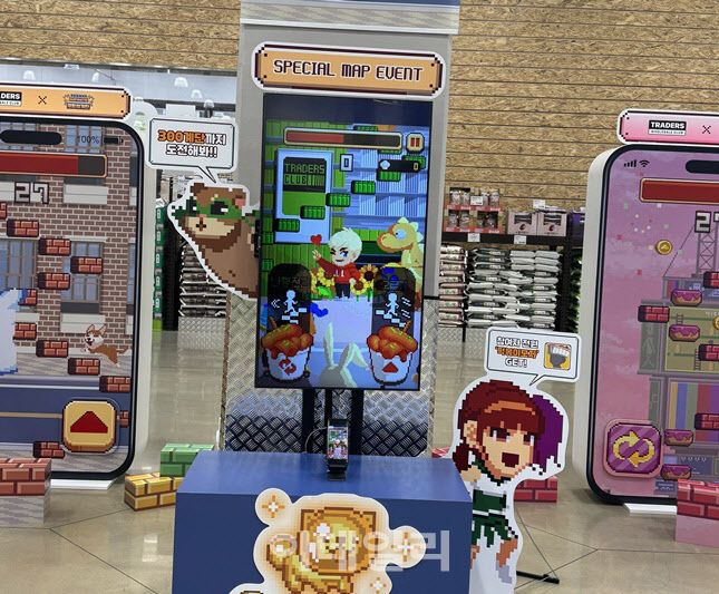 모바일 게임 ‘무한의 계단’ 팝업스토어. 매장에는 실제로 게임을 해볼수 있는 게임기가 존재한다. 매장은 게임과 협업한 즉석밥과 스낵 등 제품도 판다. (사진=한전진 기자)