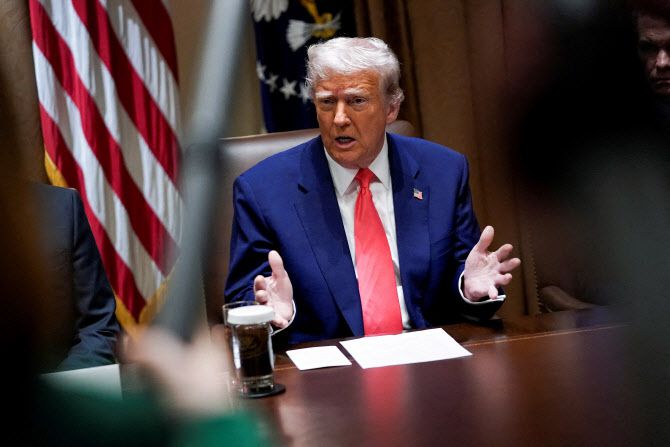 도널드 트럼프 미국 대통령이 10일(현지시간) 워싱턴 D.C. 백악관에서 열린 각료회의에서 이야기하고 있다. 그는 이날 7월까지 시행을 3개월 유예한 70여개국에 대한 상호관세 조치와 관련해 “(국가별 무역 협상이) 양측 모두에게 좋은 결과여야 할 것”며 “그때 무슨 일이 일어나는지 두고 보자”고 말했다.(사진=로이터)