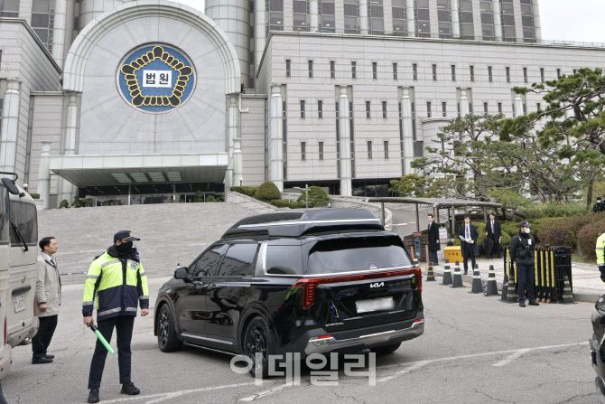 내란 우두머리 혐의로 기소된 윤석열 전 대통령의 첫 정식 형사재판이 열리는 14일 오전 윤 전 대통령이 탑승한 차량이 서울 서초구 서울중앙지방법원 지하주차장으로 들어가고 있다. (사진=공동취재단)