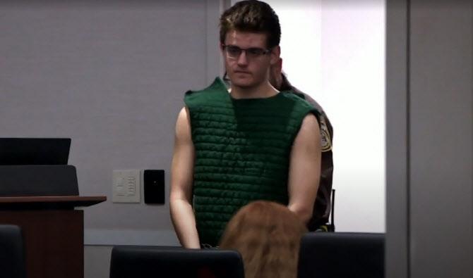 방탄복 착용한 채 법원 출석한 니키타 캐섭. NBC 캡처