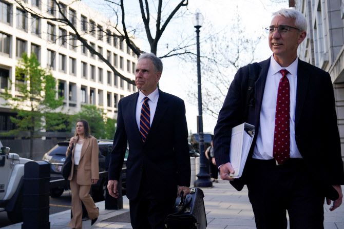 메타 플랫폼의 마크 한센 변호사가14일(현지시간) 미국 워싱턴 D.C. 연방지방법원에서 메시징 플랫폼 왓츠앱과 이미지 공유 앱 인스타그램 인수를 취소할 수 있는 연방거래위원회(FTC) 재판이 열리는 날 걸어가고 있다. (사진=로이터)