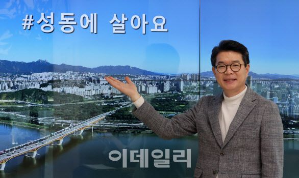 정원오 성동구청장이 지난 7일 집무실에서 이데일리와의 인터뷰에 앞서 포즈를 취하고 있다. (사진=방인권 기자)