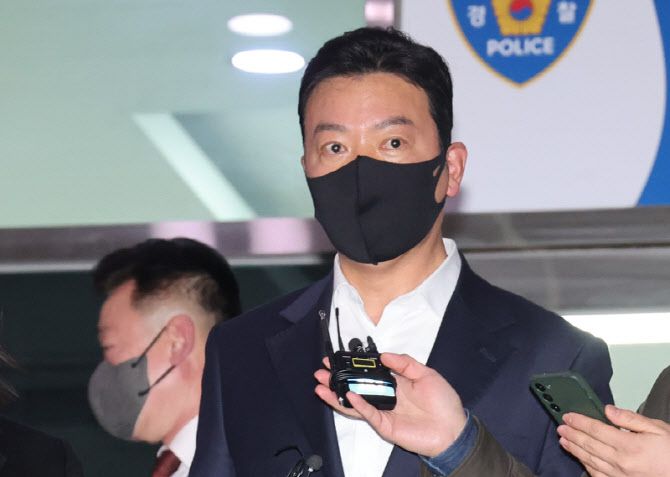 윤석열 대통령 체포 방해 혐의를 받는 대통령경호처 김성훈 차장(오른쪽)과 이광호 경호본부장이 3월 21일 구속영장이 기각된 뒤 서울 남대문경찰서를 나서고 있다. (사진=연합뉴스)