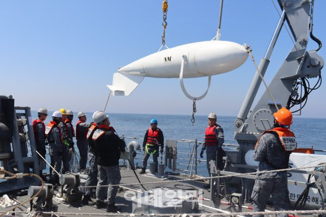 연합 기뢰전 훈련에 참가한 소해함 홍성함 장병들이 기계식 소해구(기뢰제거 장비) 운용을 위해 함미 갑판 크레인으로 부이(Buoy)를 들어 올리고 있다. (사진=해군)