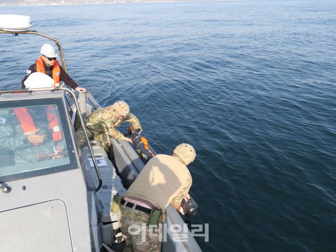 연합 기뢰전 훈련에 참가한 한미 장병들이 고속단정(RIB)에서 무인기뢰탐색체(UUV)를 진수하고 있다. (사진=해군)