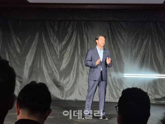호세 무뇨스 현대차 대표이사 사장이 제네시스 브랜드 10주년 성과에 대해 설명하고 있다. (사진=이윤화 기자)